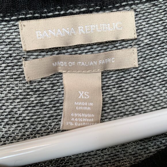 Banana Republic Italian wool sweater with shoulder button detail. XS. - Picture 4 of 7